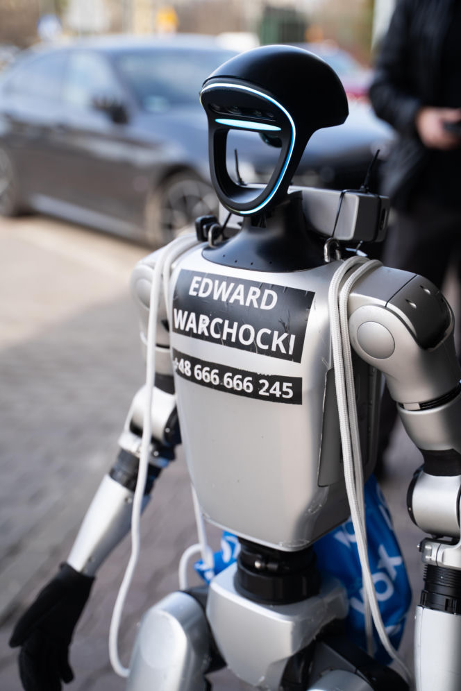 Robot Edward w VOX FM