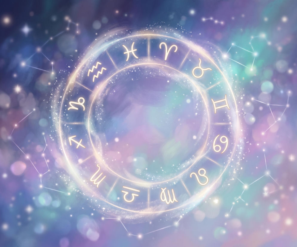 Złoty pierścień z dwunastoma znakami zodiaku na tle rozgwieżdżonego nieba. O horoskopie na zaćmienie słońca dowiesz się w VOX FM.