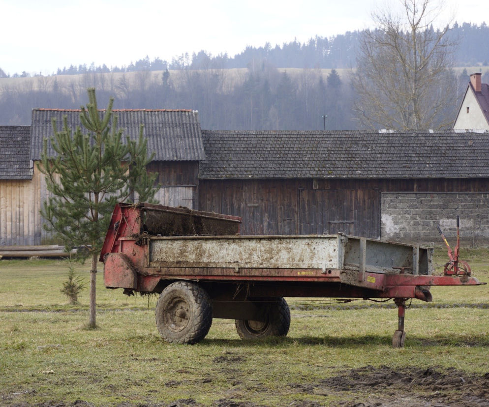 Rozrzutnik zgniótł 46-latka. Mężczyzna nie żyje. Koszmar na Lubelszczyźnie