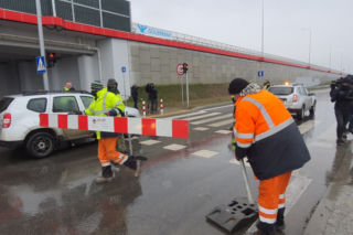 Zdenerwowani kierowcy czekali na otwarcie POW. Nie zgadniesz kto zawinił [WIDEO, GALERIA]