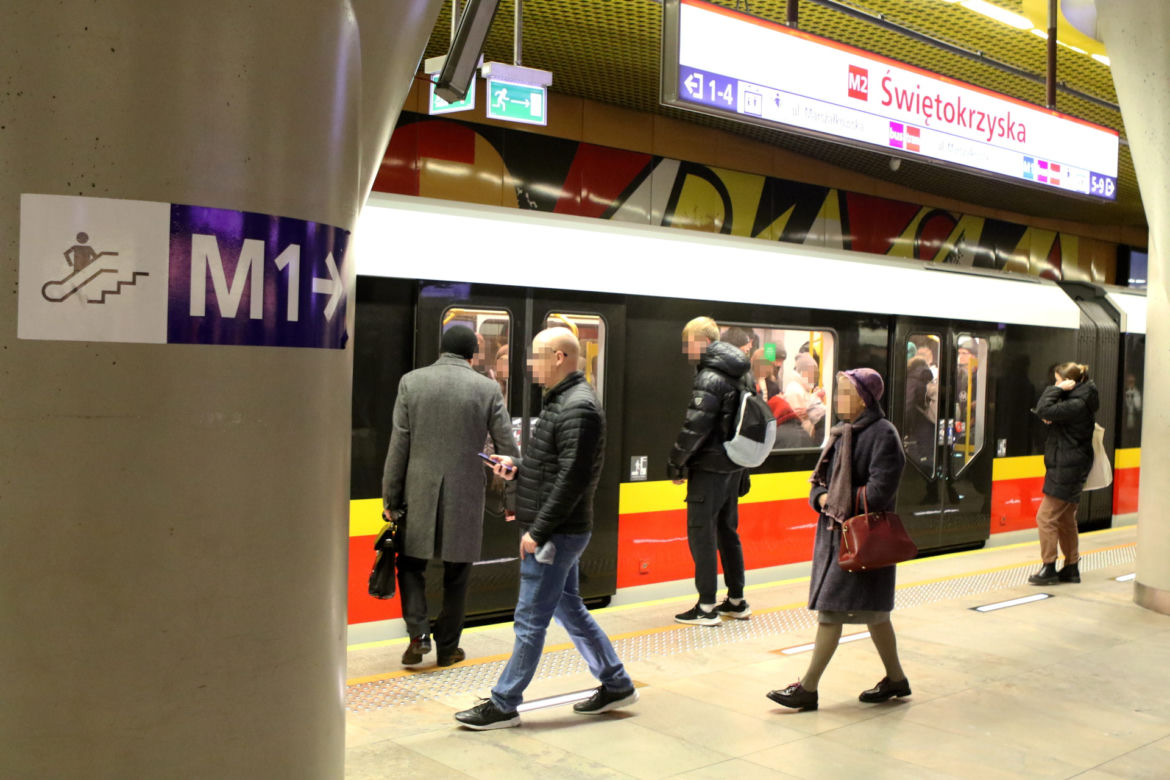 Nowe oznaczenia i tłok w metrze Świętokrzyska
