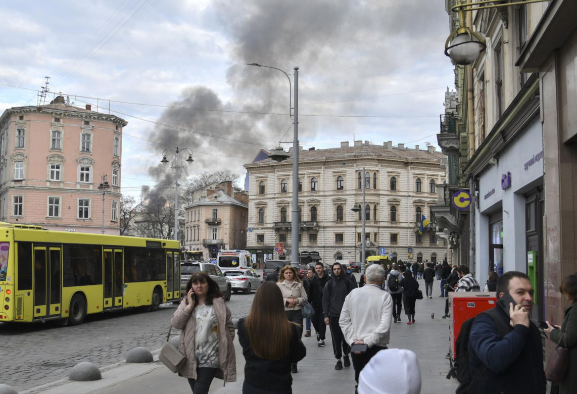PILNE! Rosjanie zaatakowali pełne cywilów centrum Lwowa! Są nagrania