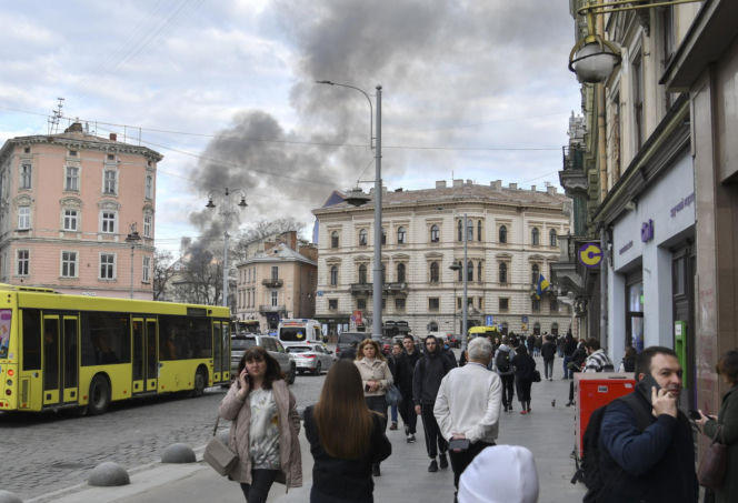 PILNE! Rosjanie zaatakowali pełne cywilów centrum Lwowa! Są nagrania