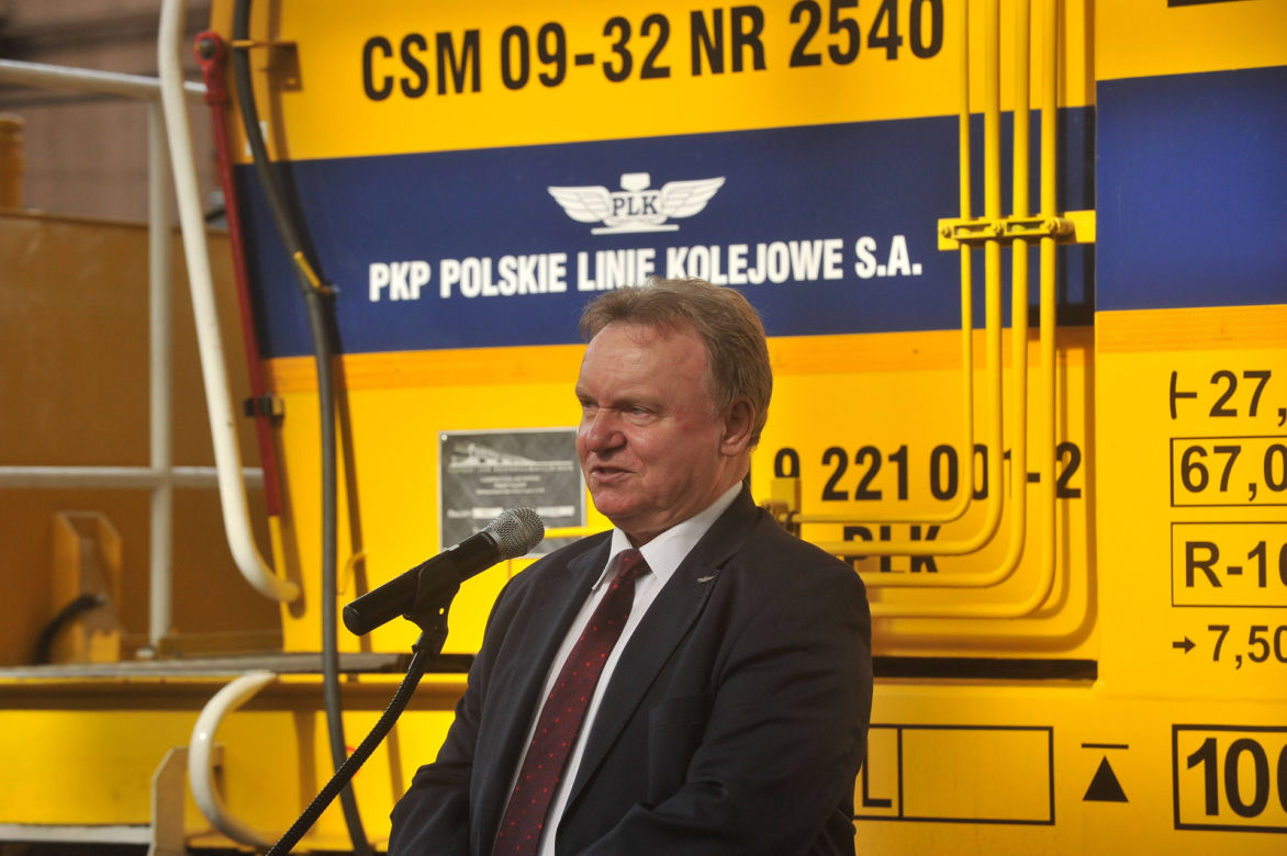 Kolejarze dostaną nowe pociągi do naprawy torowiska. Mówią na nie "kombajny"