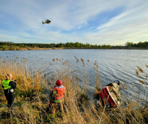 Auto wpadło do zbiornika wodnego w Bolimowie. Dwoje nastolatków nie żyje
