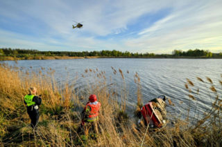 Auto wpadło do zbiornika wodnego w Bolimowie. Dwoje nastolatków nie żyje