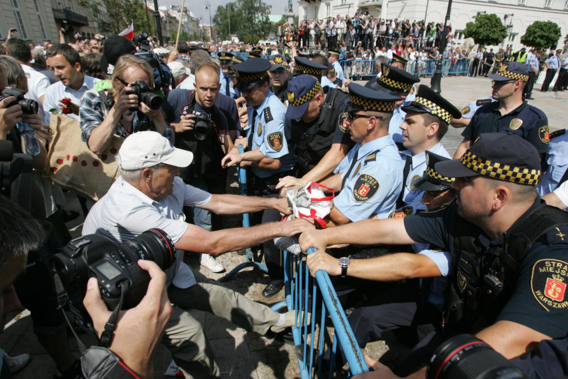 Nieudana próba przeniesienia krzyża sprzed Pałacu 3.08.2010