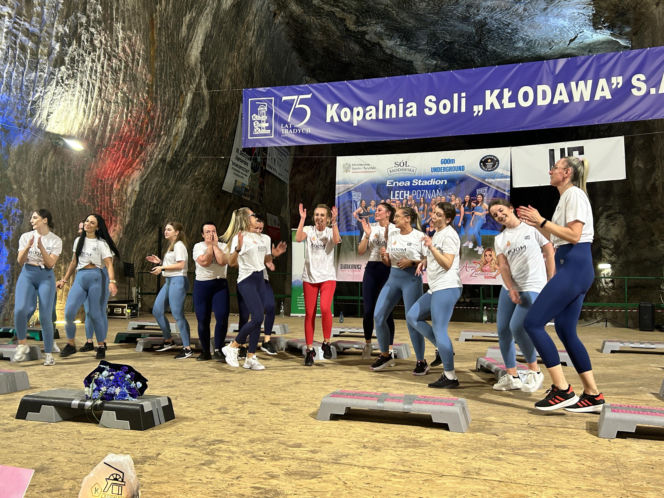 Trening fitness na stepie 600 metrów pod ziemią. Poznanianki zawalczyły o rekord Guinnessa