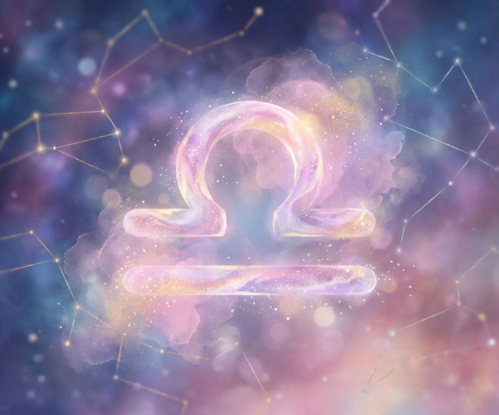 Znak zodiaku Waga, symbolizujący równowagę, unosi się w pastelowej galaktyce z różowymi i fioletowymi mgławicami, otoczony złotymi konstelacjami gwiazd, odzwierciedlając horoskop dzienny na naszym portalu.