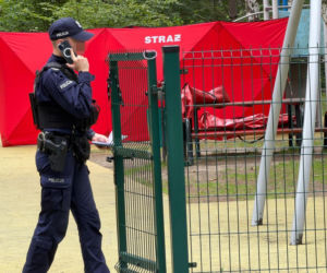 Makabryczne odkrycie na placu zabaw pod Warszawą. Ciało mężczyzny na zjeżdżalni