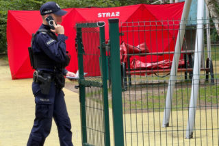 Makabryczne odkrycie na placu zabaw pod Warszawą. Ciało mężczyzny na zjeżdżalni