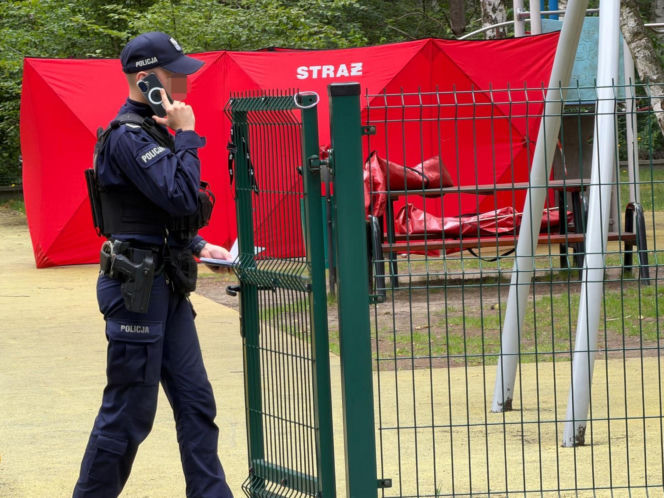 Makabryczne odkrycie na placu zabaw pod Warszawą. Ciało mężczyzny na zjeżdżalni