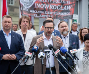 Burzliwy protest przed „Solino”. Przepychanki i rękoczyny podczas wizyty Czarnka i Obajtka