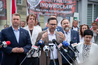 Burzliwy protest przed „Solino”. Przepychanki i rękoczyny podczas wizyty Czarnka i Obajtka