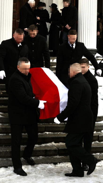 Orszak żałobny przejechał z kościoła przy CHłodnej na Stare Powązki