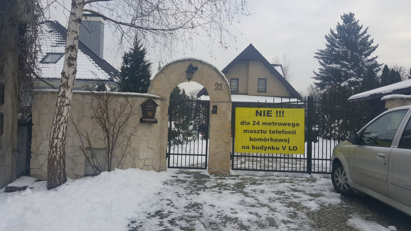 Mieszkańcy Dąbrowy Górniczej nie chcą masztu nadawczego na budynku szkoły