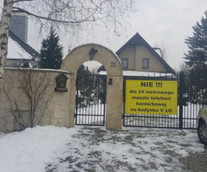 Mieszkańcy Dąbrowy Górniczej nie chcą masztu nadawczego na budynku szkoły