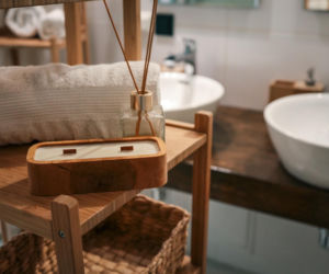 Wymieszaj i postaw na półce w łazience. Wyeliminuje pleśń ze ściań i sprawi, że w toalecie będzie mistrzowsko pachnieć. Naturalny zapach do łazienki