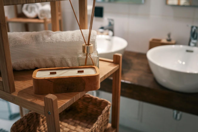 Wymieszaj i postaw na półce w łazience. Wyeliminuje pleśń ze ściań i sprawi, że w toalecie będzie mistrzowsko pachnieć. Naturalny zapach do łazienki