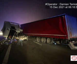 Dwie ciężarówki zderzyły się we mgle na autostradzie A1. Droga zablokowana