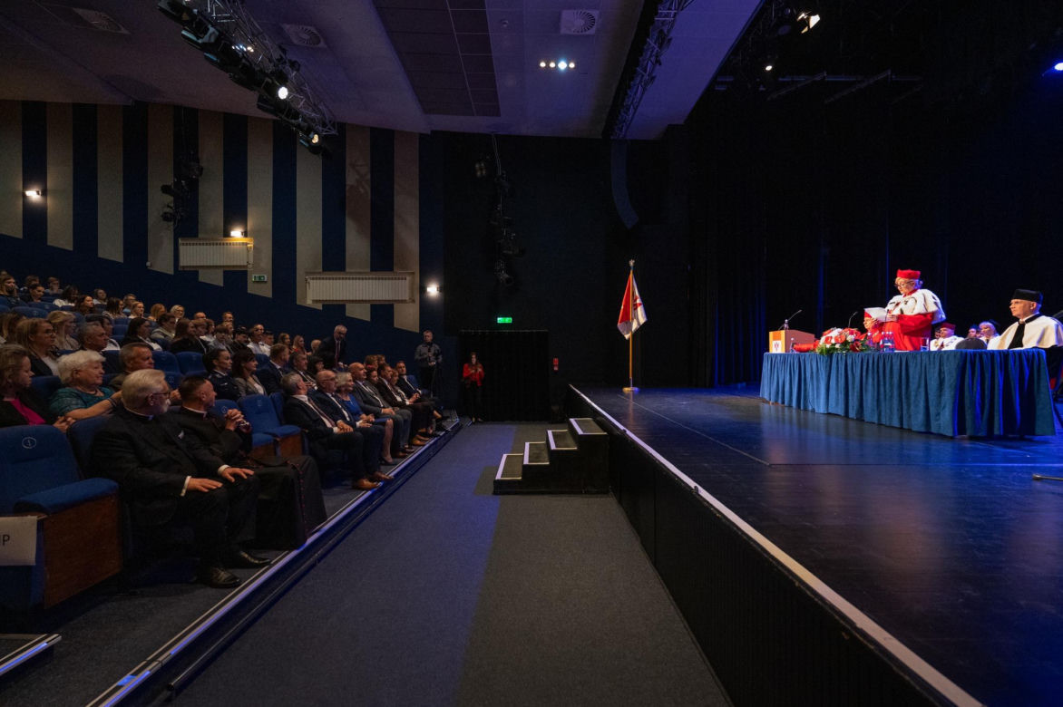Podczas uroczystej ceremonii inauguracji nowego roku akademickiego 2024/2025 odbyła się tradycyjna immatrykulacja studentów i studentek pierwszego roku.