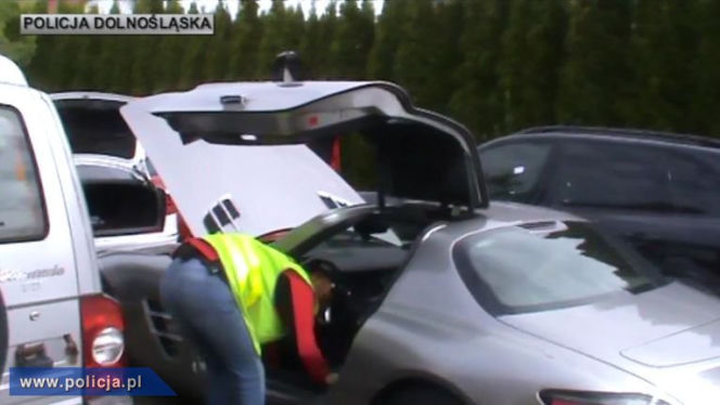 Policja odzyskała skradzione luksusowe samochody