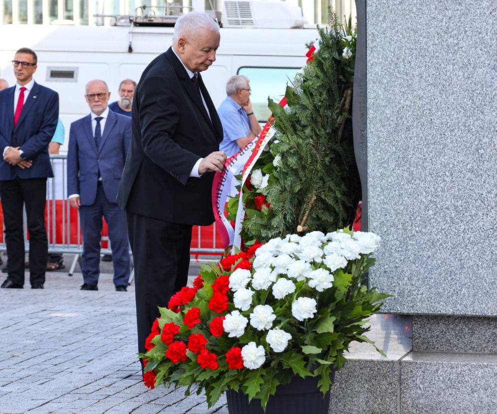 Jarosław Kaczyński składa wieniec pod pomnikiem smoleńskim. O obchodach i słowach prezesa PiS przeczytasz na Eska.