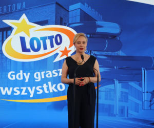 Ponad 7 mln zł dla lokalnych projektów. Na Służewcu wręczono czeki laureatom programu „Sportowo Kulturalnie Lokalnie”.
