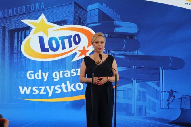 Ponad 7 mln zł dla lokalnych projektów. Na Służewcu wręczono czeki laureatom programu „Sportowo Kulturalnie Lokalnie”.