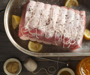 Wieprzowina pieczona w pomarańczach: przepis na pieczony schab lub boczek