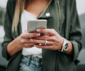 Drętwieją ci palce podczas korzystania z telefonu? Zlekceważone objawy mogą skończyć się operacją