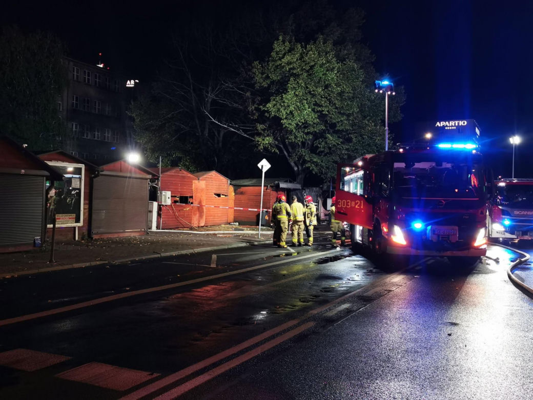 Spłonęło kilkanaście boksów. Nocny pożar targowiska w centrum Katowic