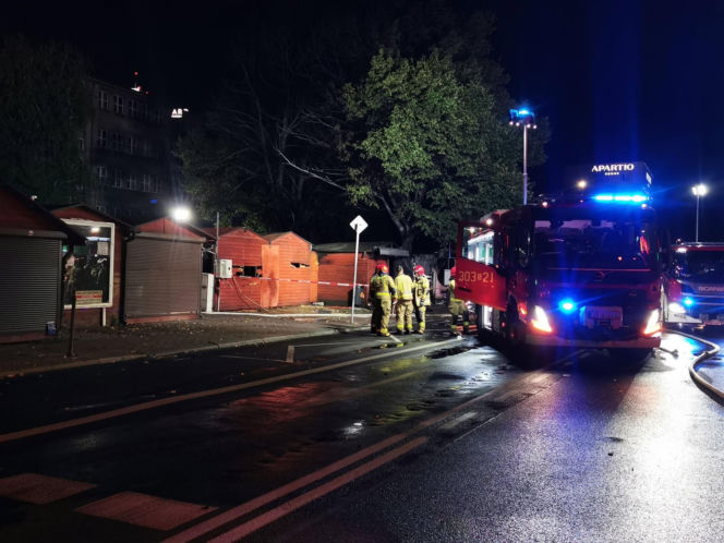 Spłonęło kilkanaście boksów. Nocny pożar targowiska w centrum Katowic