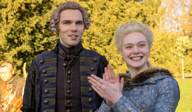 Nicholas Hoult i Elle Fanning jako Piotr i Katarzyna w serialu Wielka