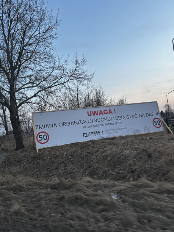 Znak ostrzegający kierowców o ograniczeniu w Koszalinie