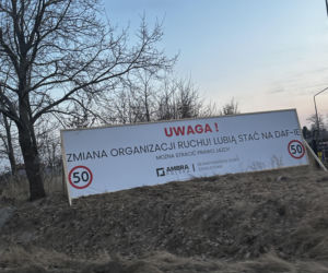 Znak ostrzegający kierowców o ograniczeniu w Koszalinie