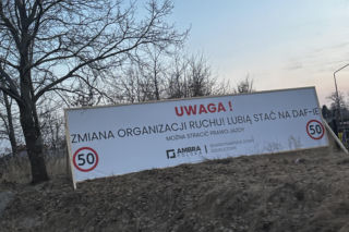 Znak ostrzegający kierowców o ograniczeniu w Koszalinie