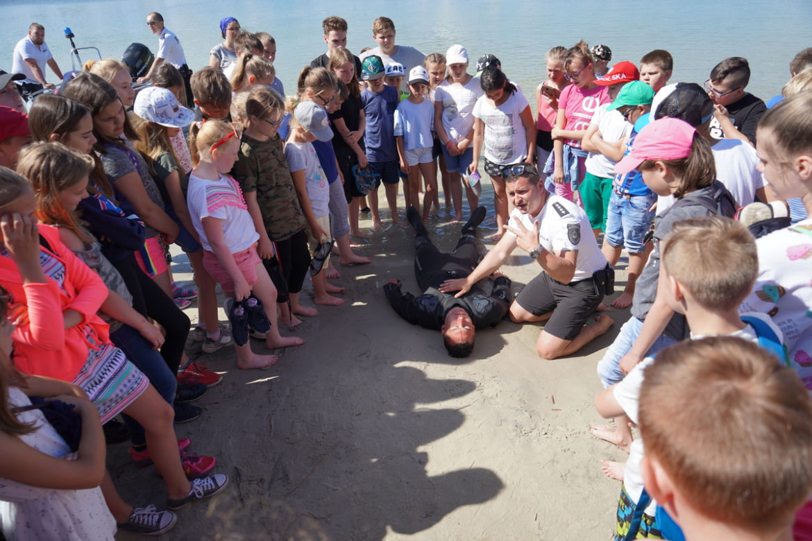 Akcja "Bezpieczne wakacje" w podbydgoskim Borównie. Cenna lekcja dla młodzieży z regionu! [ZDJĘCIA]