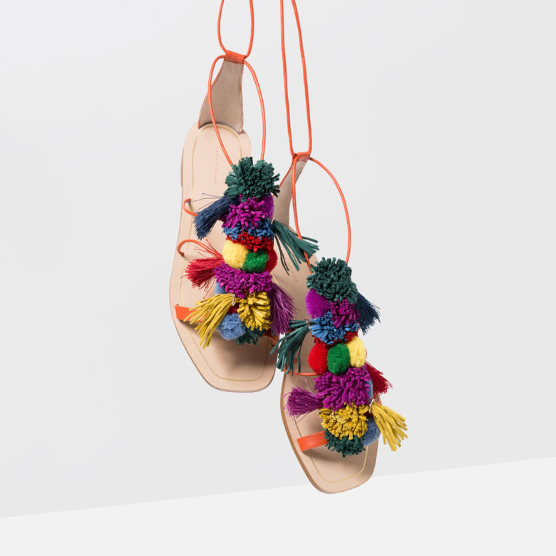 sandały z pomponami, buty z pomponami, modne buty, buty na lato, moda, buty