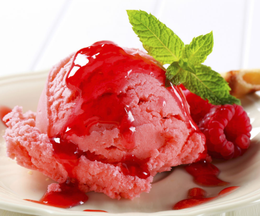 Malinowy sorbet z bakaliami