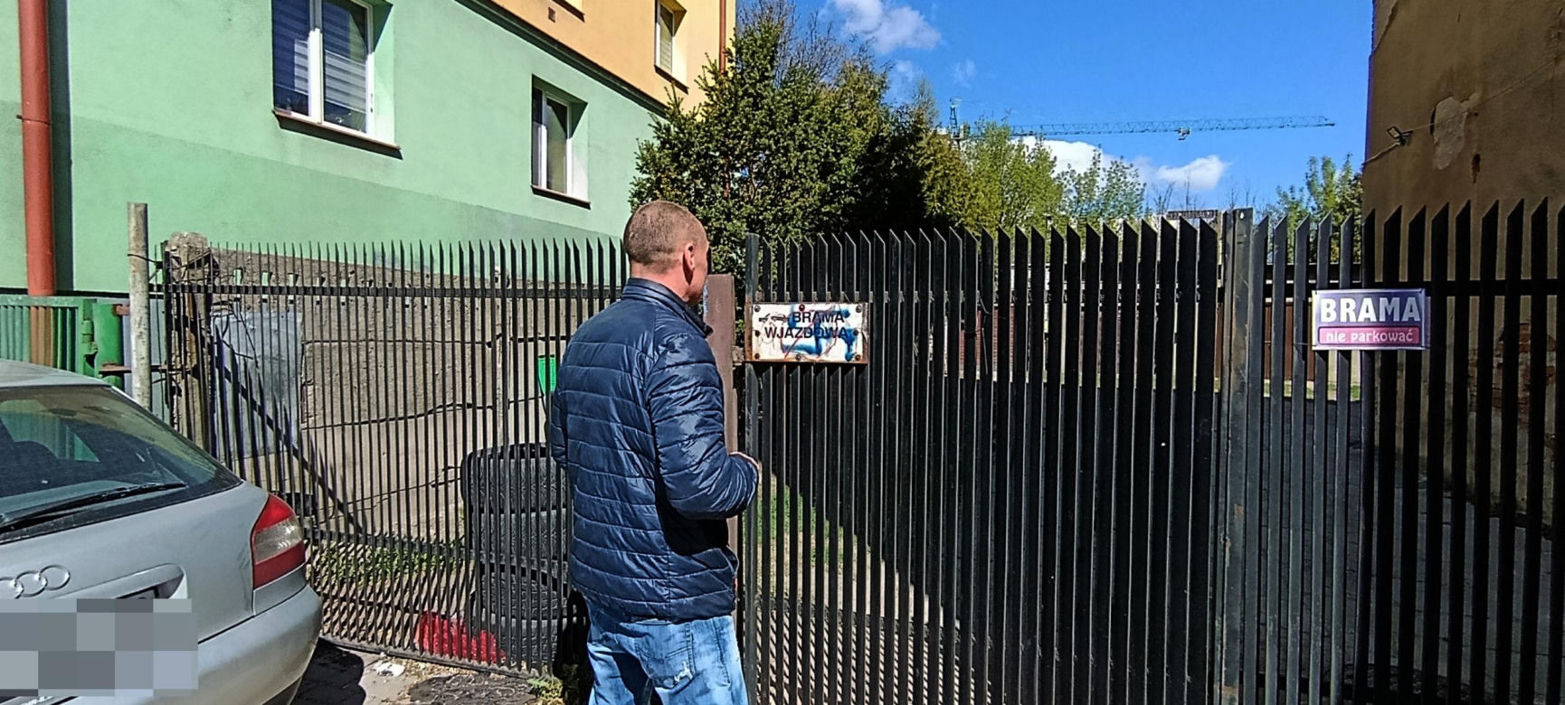 Haniebne malodwidło latami szpeciło bramę. Interwencja dziennikarza "Super Expressu"