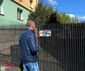 Haniebne malodwidło latami szpeciło bramę. Interwencja dziennikarza Super Expressu