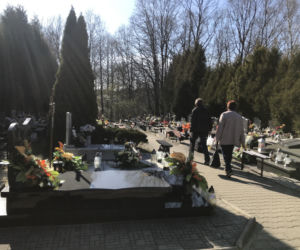 Ten cmentarz na Śląsku jest otwarty. Mieszkańcy odwiedzają groby bliskich