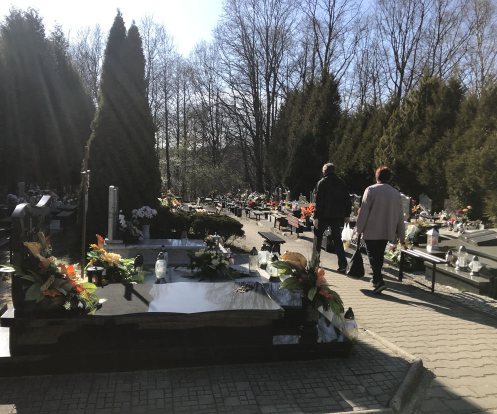 Ten cmentarz na Śląsku jest otwarty. Mieszkańcy odwiedzają groby bliskich