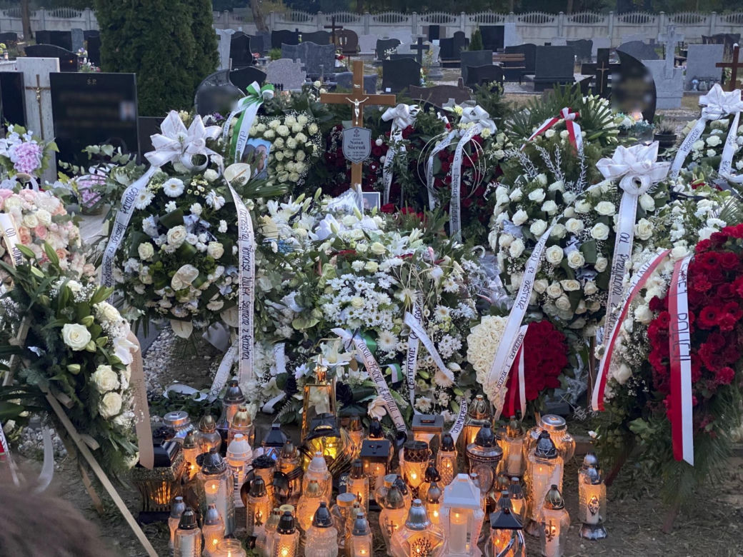 Grób zastrzelonego policjanta Natana Sieronia pokryły kwiaty i wiązanki. Trudno powstrzymać łzy