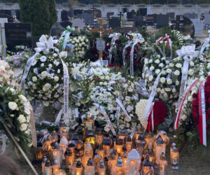 Grób zastrzelonego policjanta Natana Sieronia pokryły kwiaty i wiązanki. Trudno powstrzymać łzy