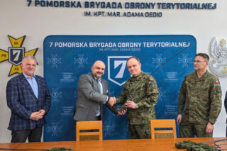 Radiostacje 3501 dla pomorskich Terytorialsów. Nowy sprzęt łączności od Radmor