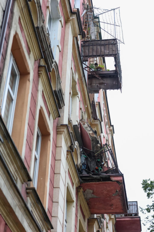 Pani Sylwia zginęła, a jej mąż walczy o życie. Zarwał się pod nimi balkon. Sprawą zajmie się prokuratura.