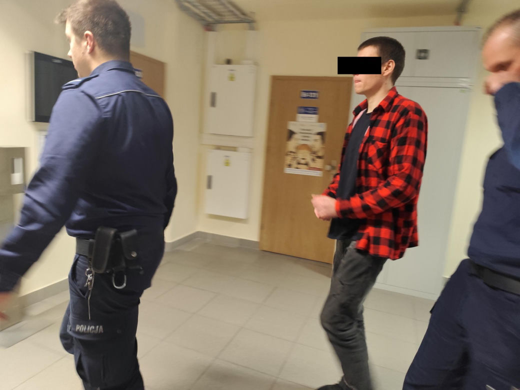Mateusz P. stanął przed sądem. Odpowiada za nieudzielenie pomocy "kobiecie z windy"