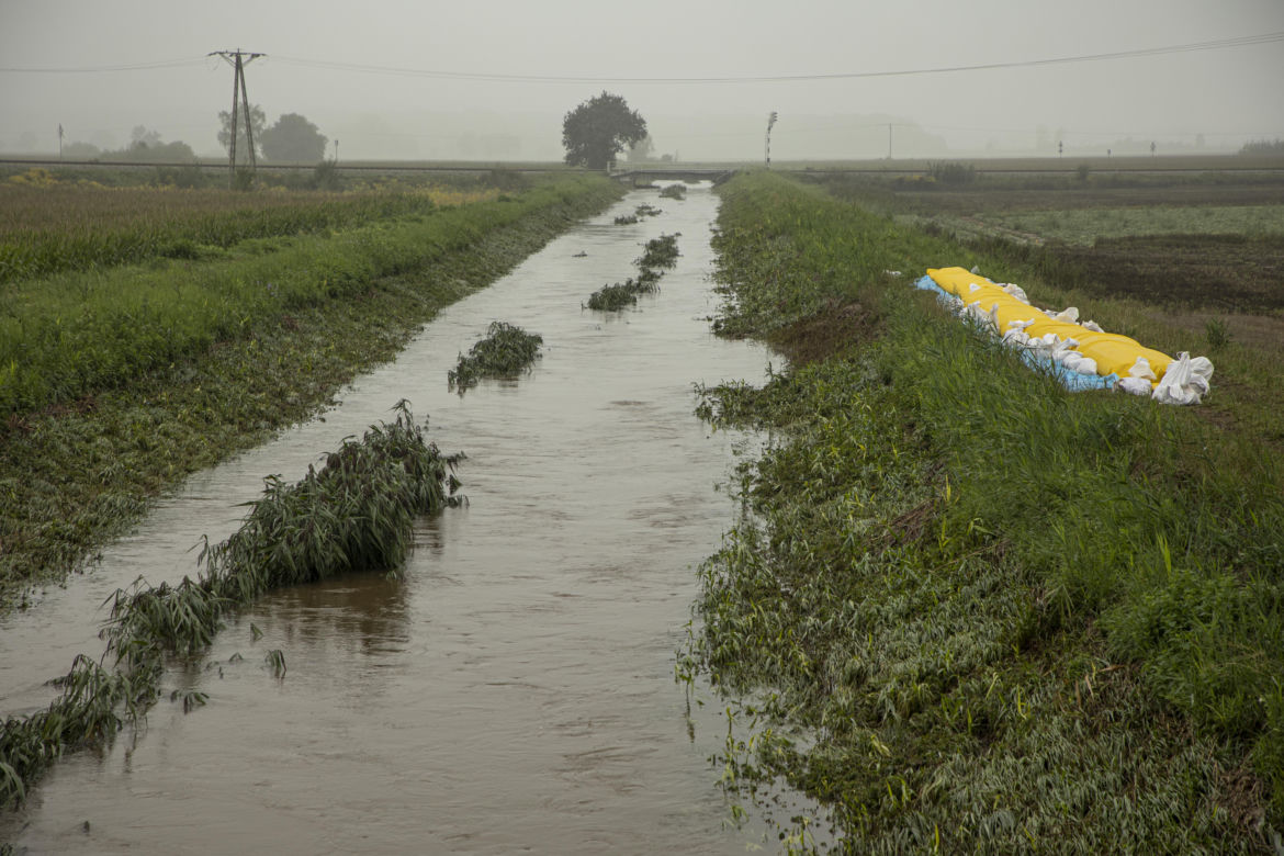 Ocalony wał na rzece Czarna Woda w Rogowie Sobóckim
